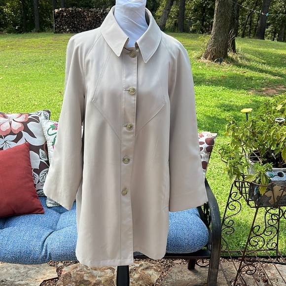 VINTAGE Stylish Tan Trench Rain Cost …205-Hanger - Picture 2 of 16